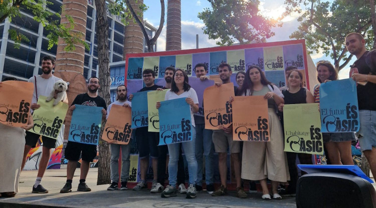 Comunicado en el Parlament de Catalunya de la plataforma juvenil “És Bàsic”